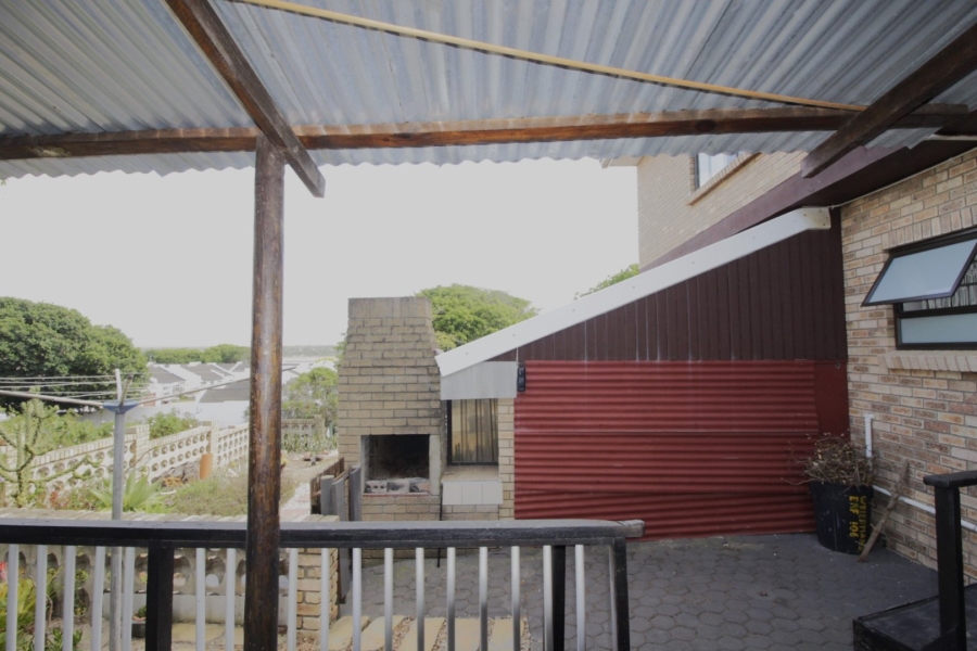 6 Bedroom Property for Sale in Paradise Beach Eastern Cape